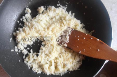 Рис из цветной капусты с грибами и тыквенными семечками