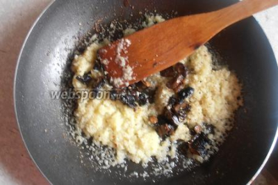 Рис из цветной капусты с грибами и тыквенными семечками